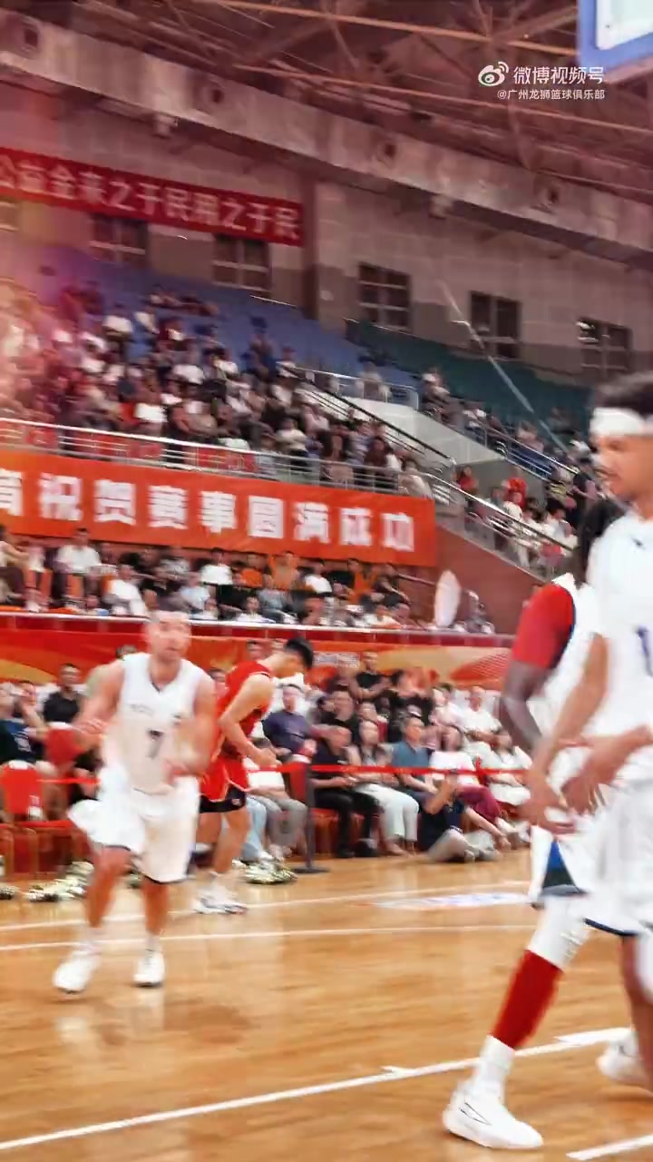 直接起飞?吕加晖狂虐篮筐！！今天是来参加扣篮大赛的吧！！！